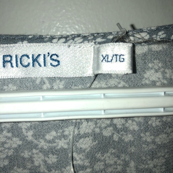 Women's Ricki’s Blue Floral Top xl. Rayon fabric makes it cool wearing - Picture 3 of 10